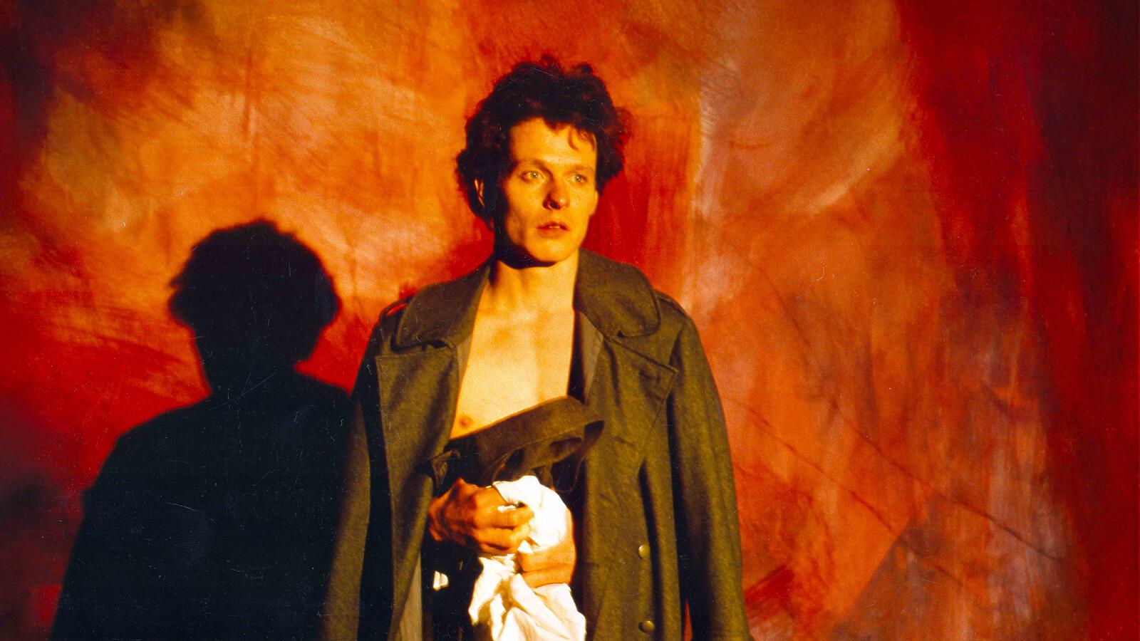 Jan Kurbjuweit als Franta vor roter Wand